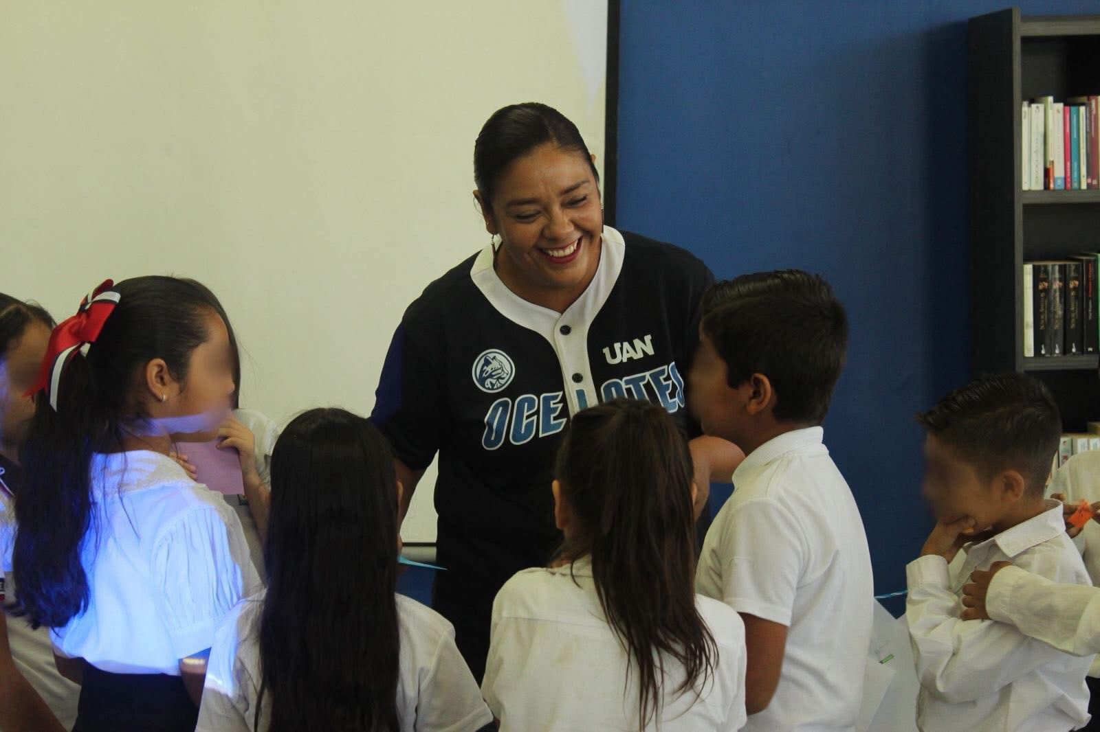Niños de primaria descubren el amor por los libros en taller de la Preparatoria 7