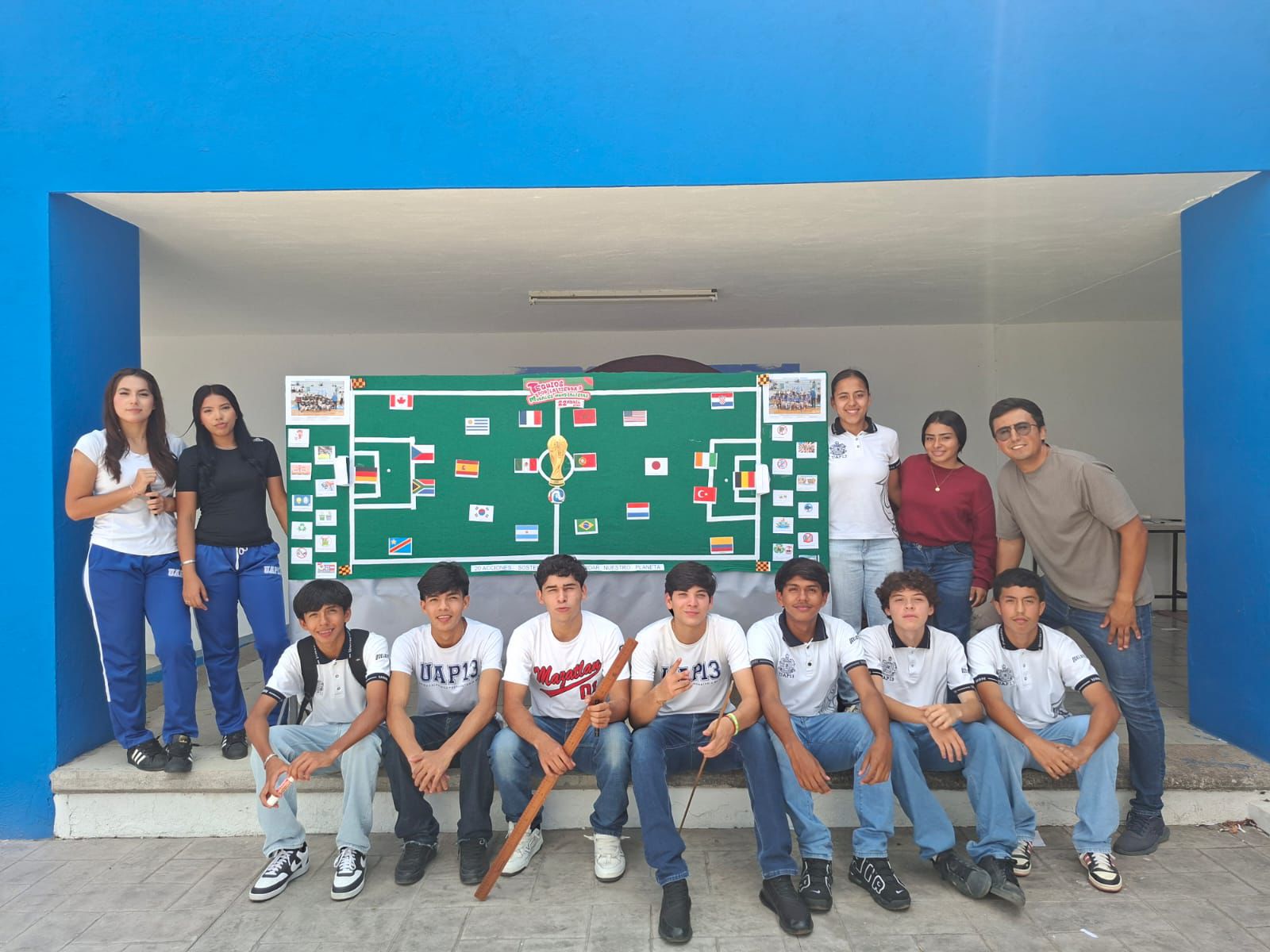 Estudiantes de la UAN transforman su entorno con jornada de tequios y murales mundialistas